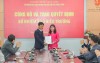 Giám đốc ĐHQGHN Lê Quân trao Quyết định bổ nhiệm cho tân Phó hiệu trưởng Đặng Thị Thu Hương. Ảnh: USSH