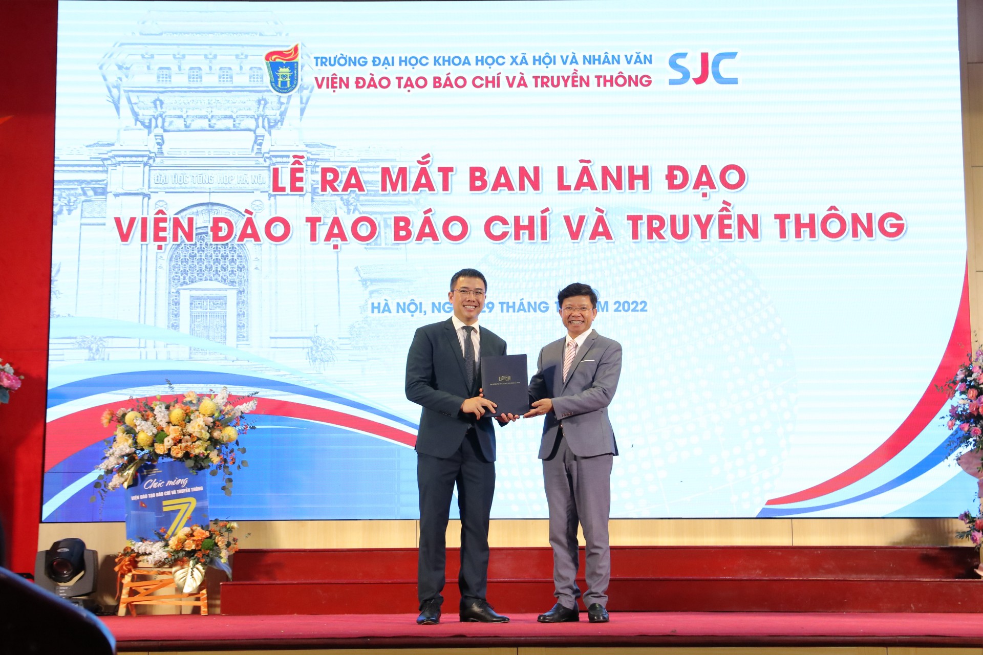 GS.TS. Hoàng Anh Tuấn, hiệu trưởng Trường Đại học Khoa học Xã hội và Nhân văn trao Quyết định Bổ nhiệm Viện trưởng Viện Đào tạo Báo chí và Truyền thông cho TS. Phan Văn Kiền.