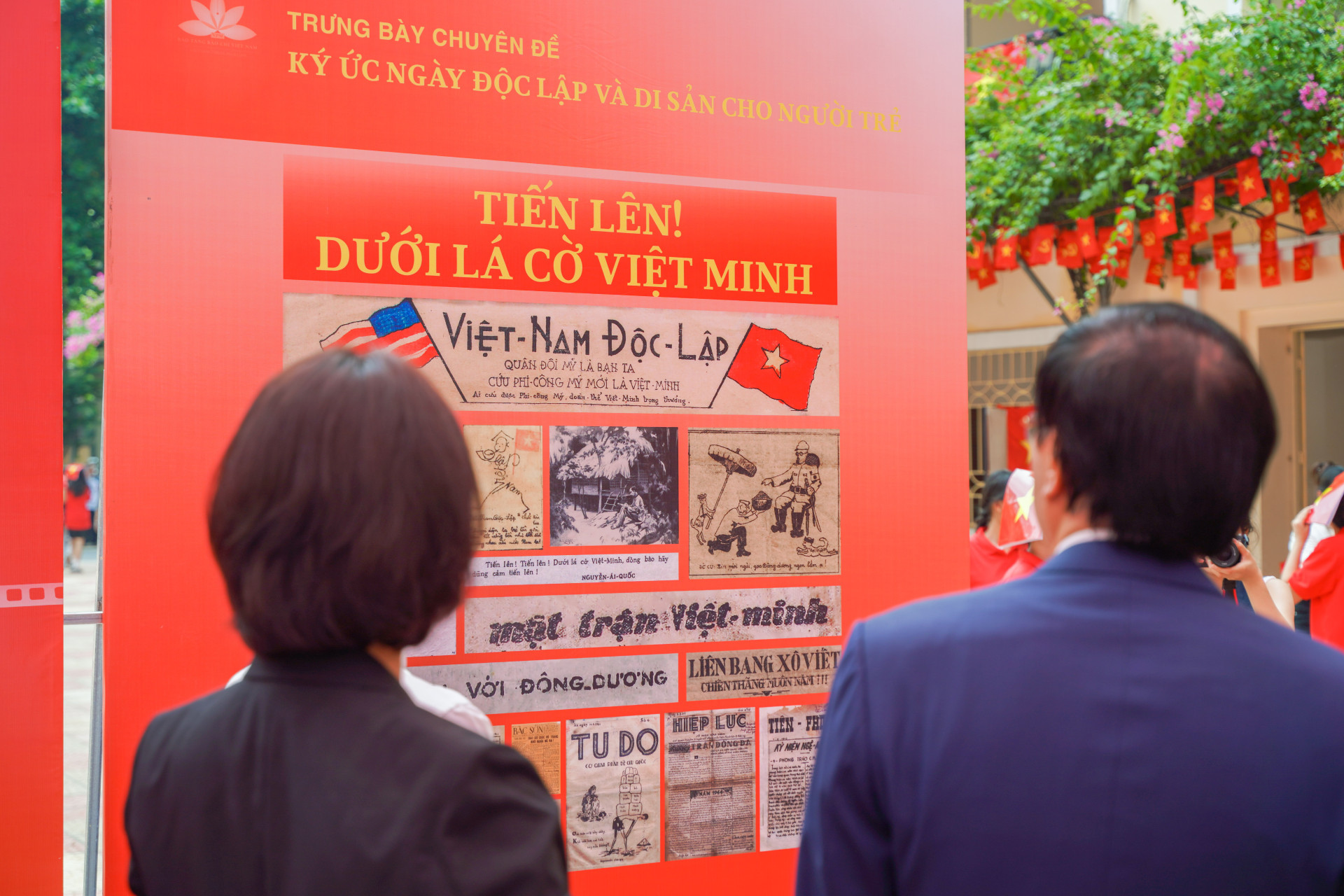 Tái hiện ký ức Ngày Độc lập tại sân trường Nhân văn